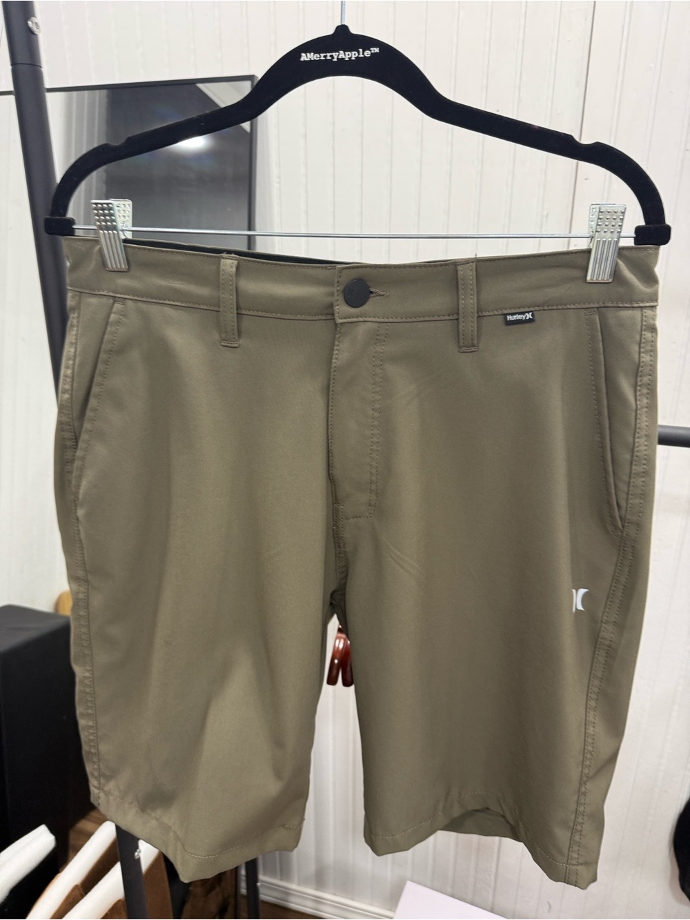 NWOT Men’s Hurley Olive Walkshorts with Logo Tab Size 32